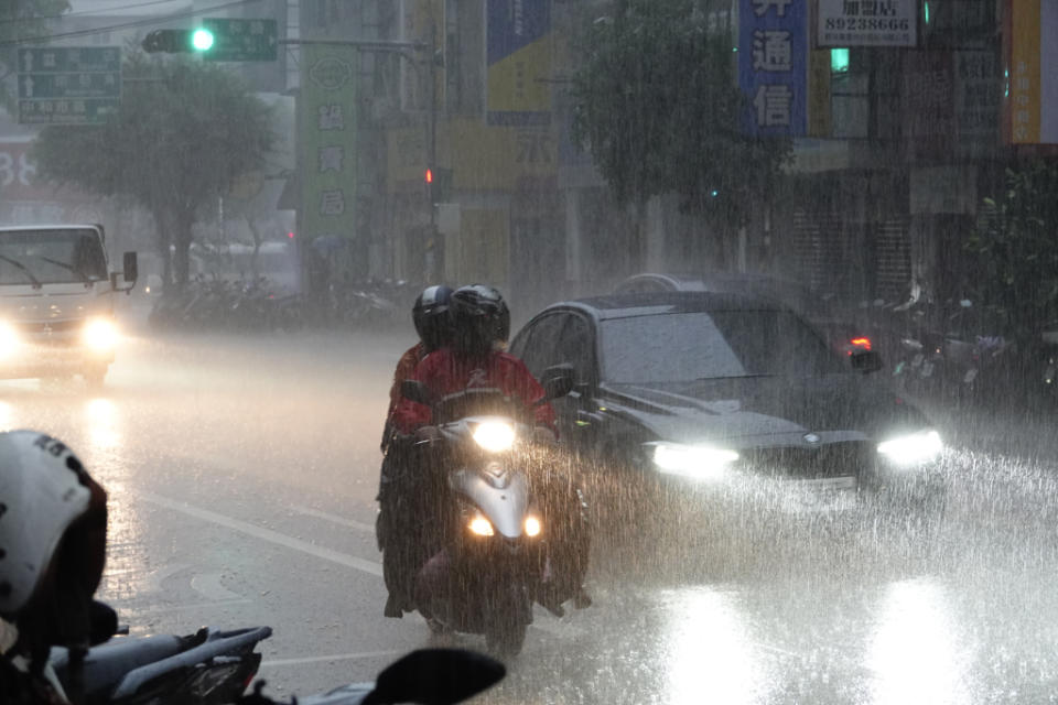 目前強烈雷雨帶即將通過雲林、彰化，注意瞬間大雨、雷擊。（資料照）