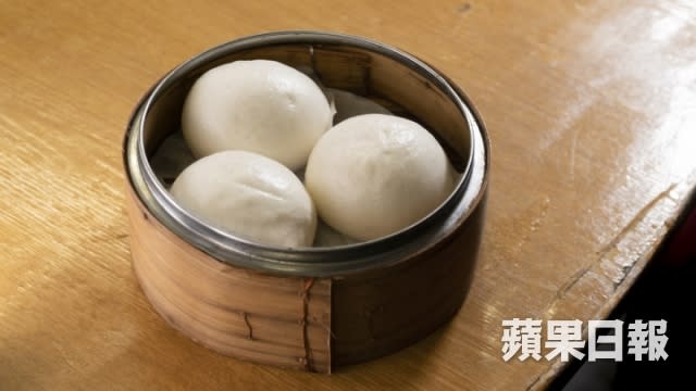 蛋黃奶黃包：餡料中間加了一小塊牛油，令其達致軟滑、流心的效果，$20。