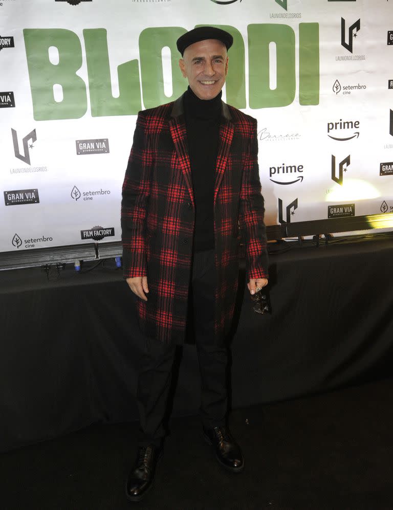 Con nuevo look, Leonardo Sbaraglia posó muy elegante ante los flashes. El actor le sumó color a su outfit con un tapado a cuadros en rojo y negro. La boina es su gran aliada desde que se rapó la cabeza para un nuevo proyecto laboral. "Es sólo por trabajo. A veces pasa", le confesó a LA NACION sobre su nuevo corte