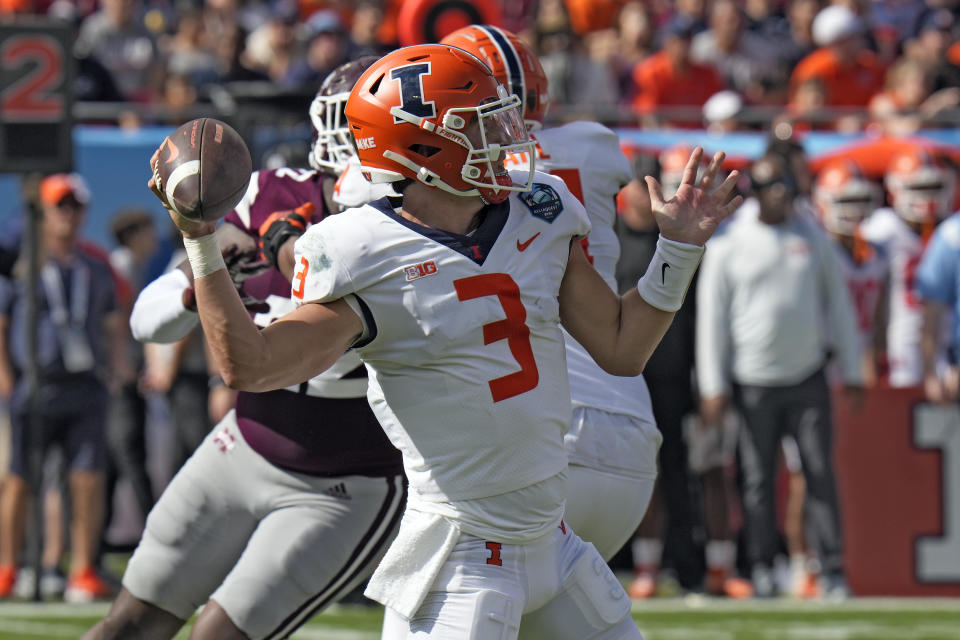 Illinois quarterback Tommy DeVito (3) throws a pass during the first half of the ReliaQuest Bowl NCAA college football game against Mississippi State Monday, Jan. 2, 2023, in Tampa, Fla. (AP Photo/Chris O'Meara)