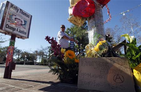Joe Peynado of Placentia, California, stops by a makeshift memorial for Kelly Thomas, at the site where he was killed in 2011 after a beating by Fullerton police officers, in Fullerton, California January 14, 2014. REUTERS/Alex Gallardo