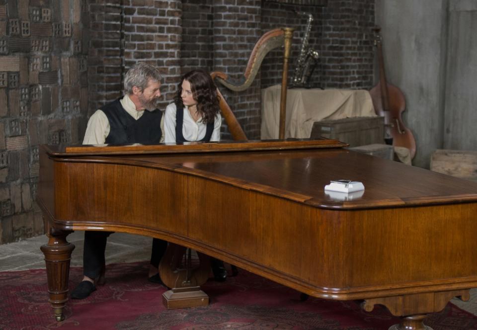 Jeff Bridges and Taylor Swift sit at a grand piano.