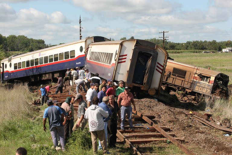 La locomotora y los primeros vagones del tren de Ferrobaires descarrillados luego de embestir al ómnibus de El Rápido Argentino