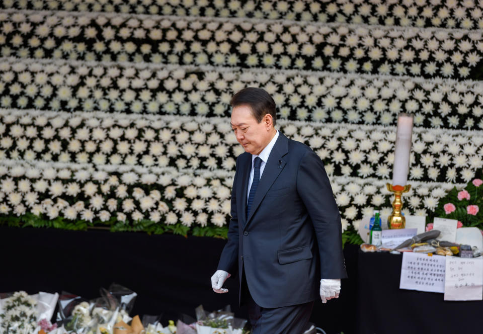 南韓總統尹錫悅到罹難者聯合焚香所弔唁。圖片來源：Kim Jae-Hwan/SOPA Images/LightRocket via Getty Images)