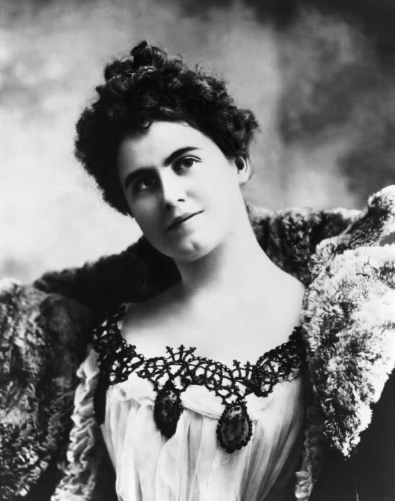 Edith Wilson, la segunda esposa del presidente Woodrow Wilson Estaba en su segundo mandato en 1919 cuando Woodrow Wilson sufrió un accidente cerebrovascular que le dejó paralizado el lado izquierdo del cuerpo y medio ciego. Trató por todos los medios de disimular su dolencia con la ayuda de su mujer Edith y su médico de cabecera para ocultar la enfermedad del presidente ante los medios y los ciudadanos. Nunca se recuperó y falleció en 1921.