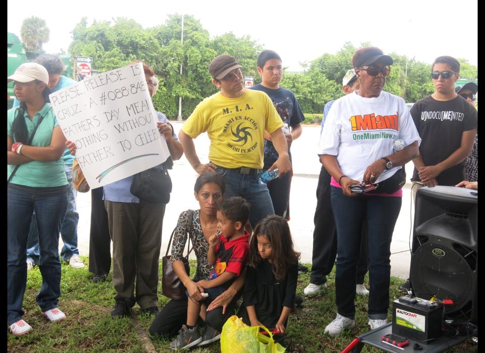  Immigrant families rally at detention center for Father's Day, call on Rubio, Diaz-Balart 