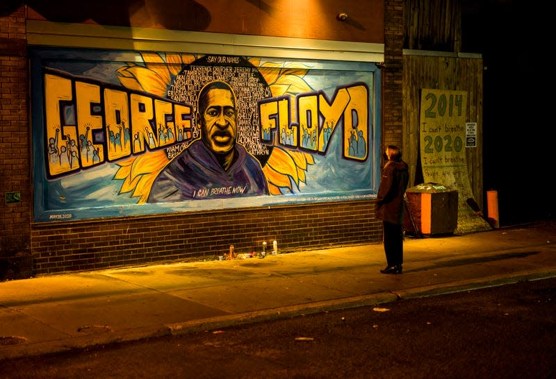 MINNEAPOLIS, MN - MAY 25: A woman looks at a mural on the wall of Cup Foods during a vigil for George Floyd on May 25, 2022 in Minneapolis, Minnesota. It has been two years since George Floyd was killed by Minneapolis Police. - Photo: Stephen Maturen (Getty Images)