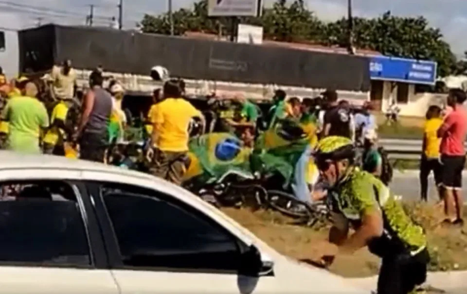 Ciclista bolsonarista se atirou sobre carro - Foto: Reprodu&#xe7;&#xe3;o/Redes Sociais