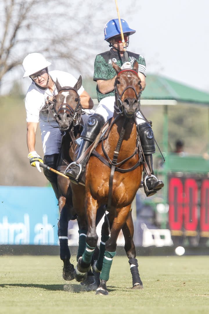 Alguno de los dos comete o cometió un foul: Juan Martín Zubía, por pasar el taco entre las patas del caballo ajeno, y Guillermo Caset, por una posible invasión a la línea de su adversario.