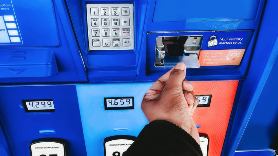 Hombre pagando en gasolinera