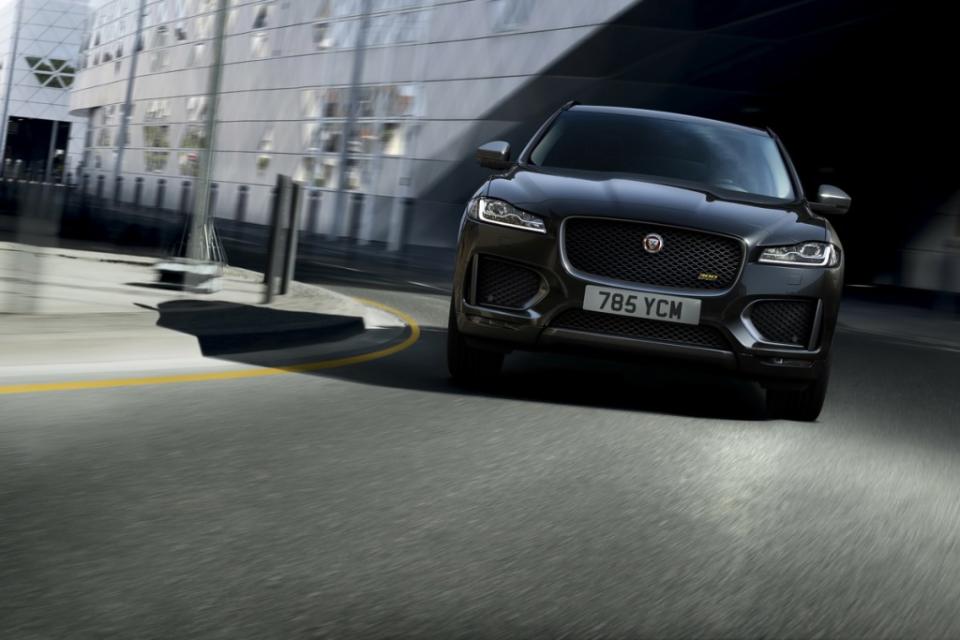 jaguar-f-pace-300-sport-checkered-flag