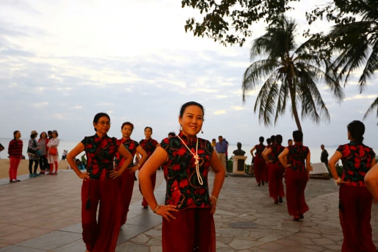 The elderly "migratory birds" flocking to Hainan are also encouraging younger family members to join them on the sunny island