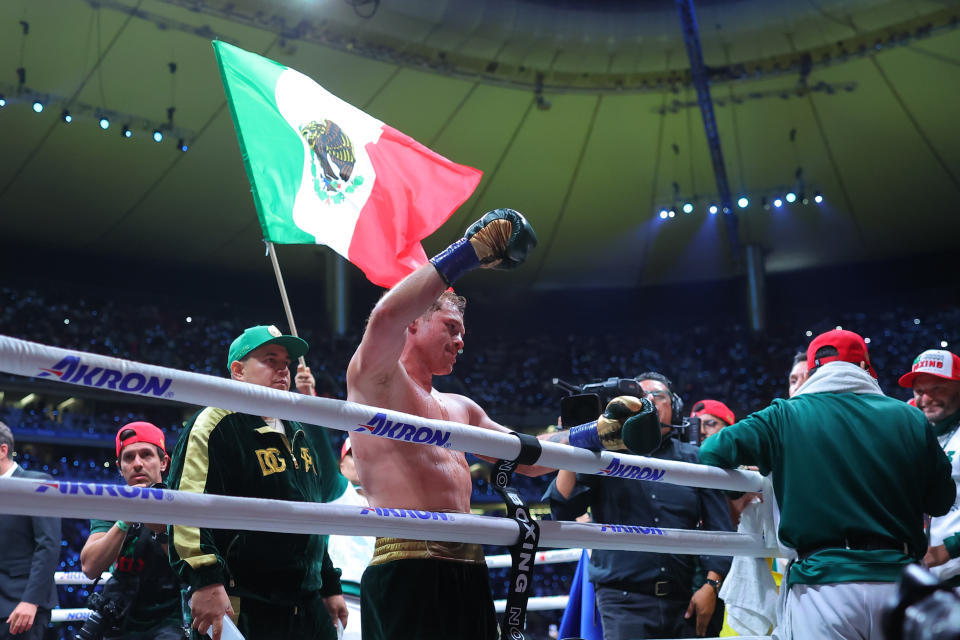 Canelo se impone sobre Ryder y celebra su triunfo