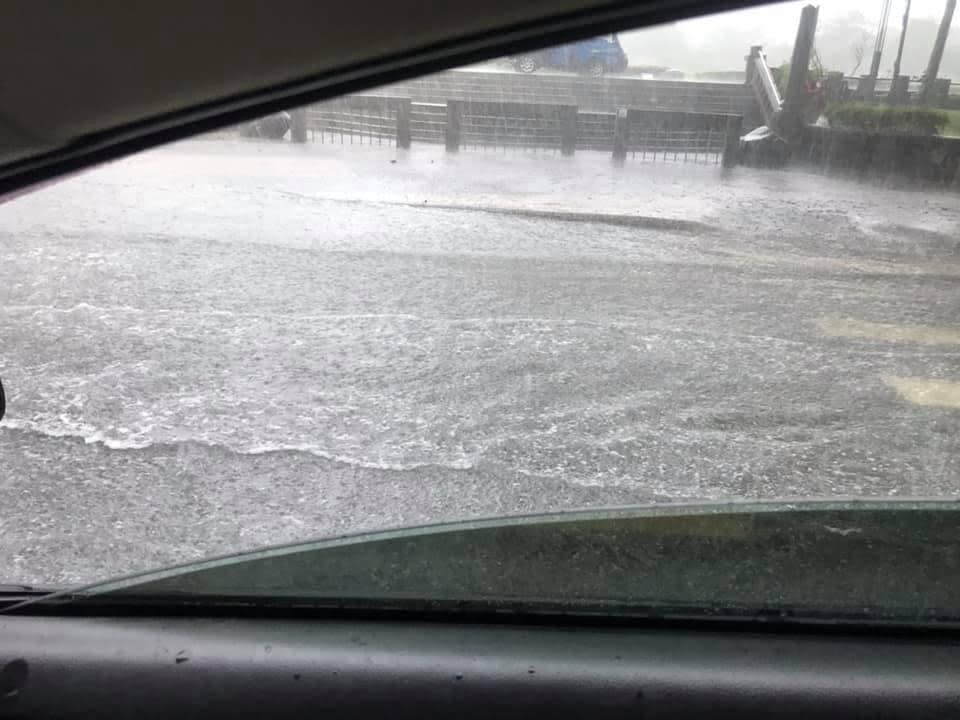 午後雷陣雨來得又急又快，台中多處積淹水。（翻攝自爆料公社）