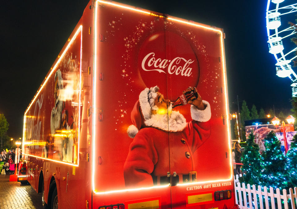 Der Coca-Cola-Weihnachtstruck fährt werbewirksam durch die ganze Welt (hier im britischen Manchester). Der Getränkehersteller hat auch den Weihnachtsmann in seiner heutigen Form zumindest mitgeprägt. Foto: Symbolbild / gettyimages / georgeclerk