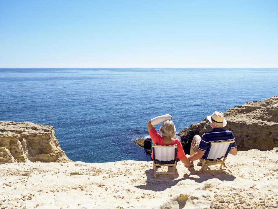 Hoteleras, empresas de transporte y agencias de viaje desconfían del anuncio del Gobierno de una vuelta de los viajes para mayores en octubre. Foto: Getty Creative