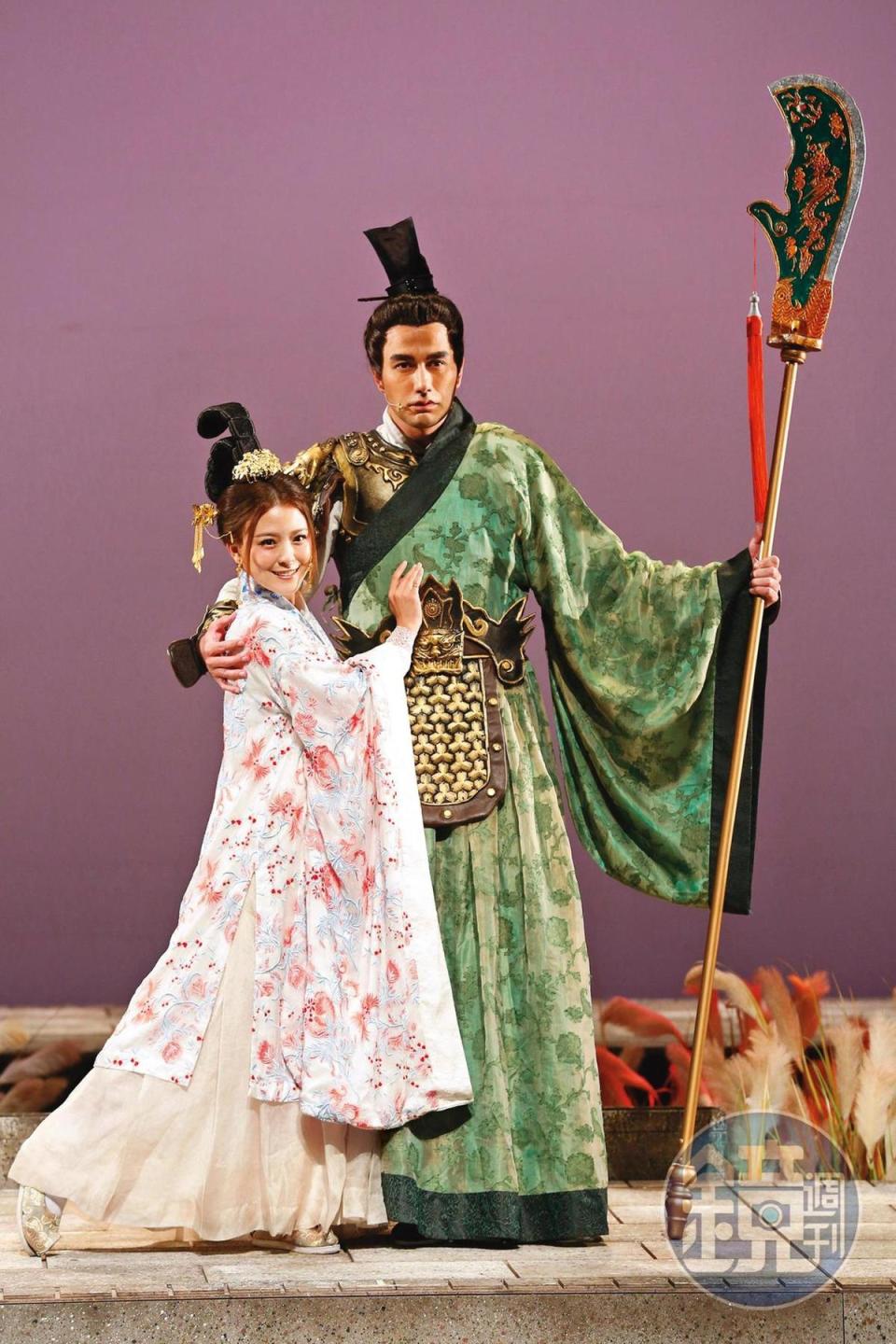 黃志瑋（右）2018年和卓文萱（左）演出舞台劇《賽貂蟬》。