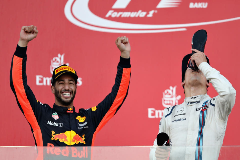 <p>Weder Ferrari noch Mercedes: Daniel Ricciardo (links) im Red Bull gelang der erste Saisonsieg, der weder an Rot noch Silber geht. Lance Stroll im Williams sprang sensationell aufs Podium – und der Kanadier lernte prompt die Ricciardo-Tradition kennen, Champagner aus dem Schuh zu trinken. </p>