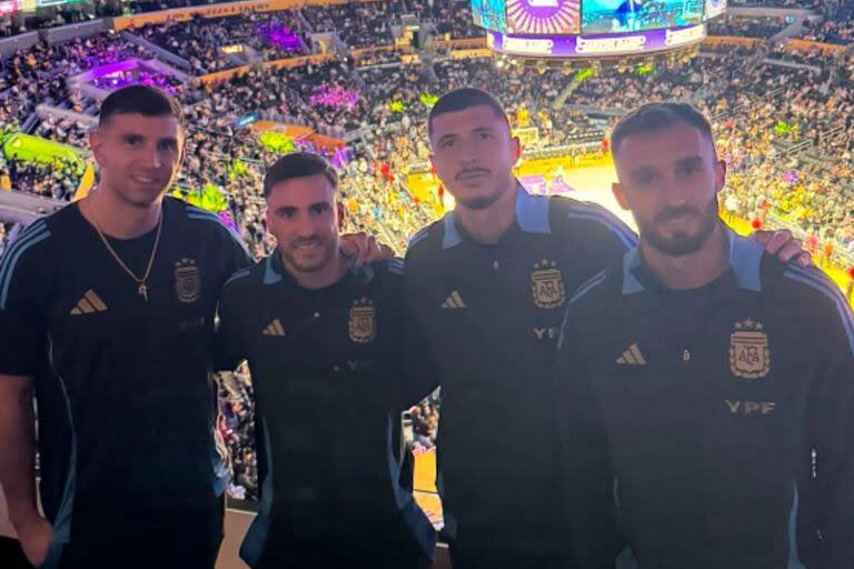 La selección argentina viendo a los Lakers