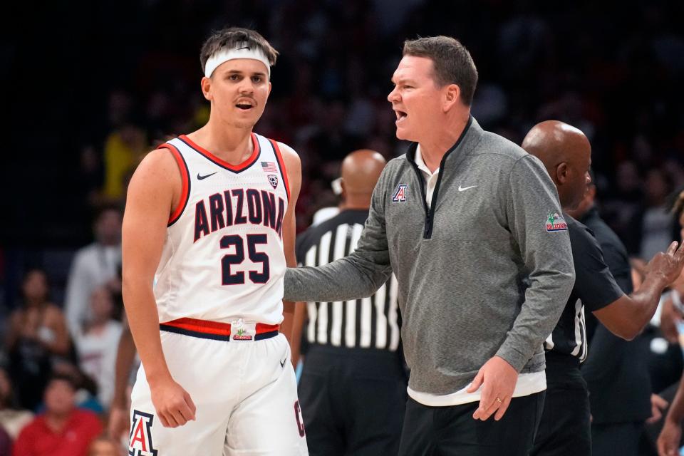 Arizona head coach Tommy Lloyd (right) will lean on guard Kerr Kriisa (25) to lead the Wildcats past Cincinnati on Monday.