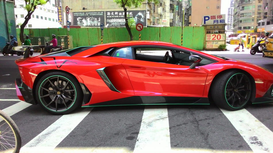 「大牛王」路邊「掛點」？Lamborghini LP750-4 SV「台灣分身版」隨機捕獲