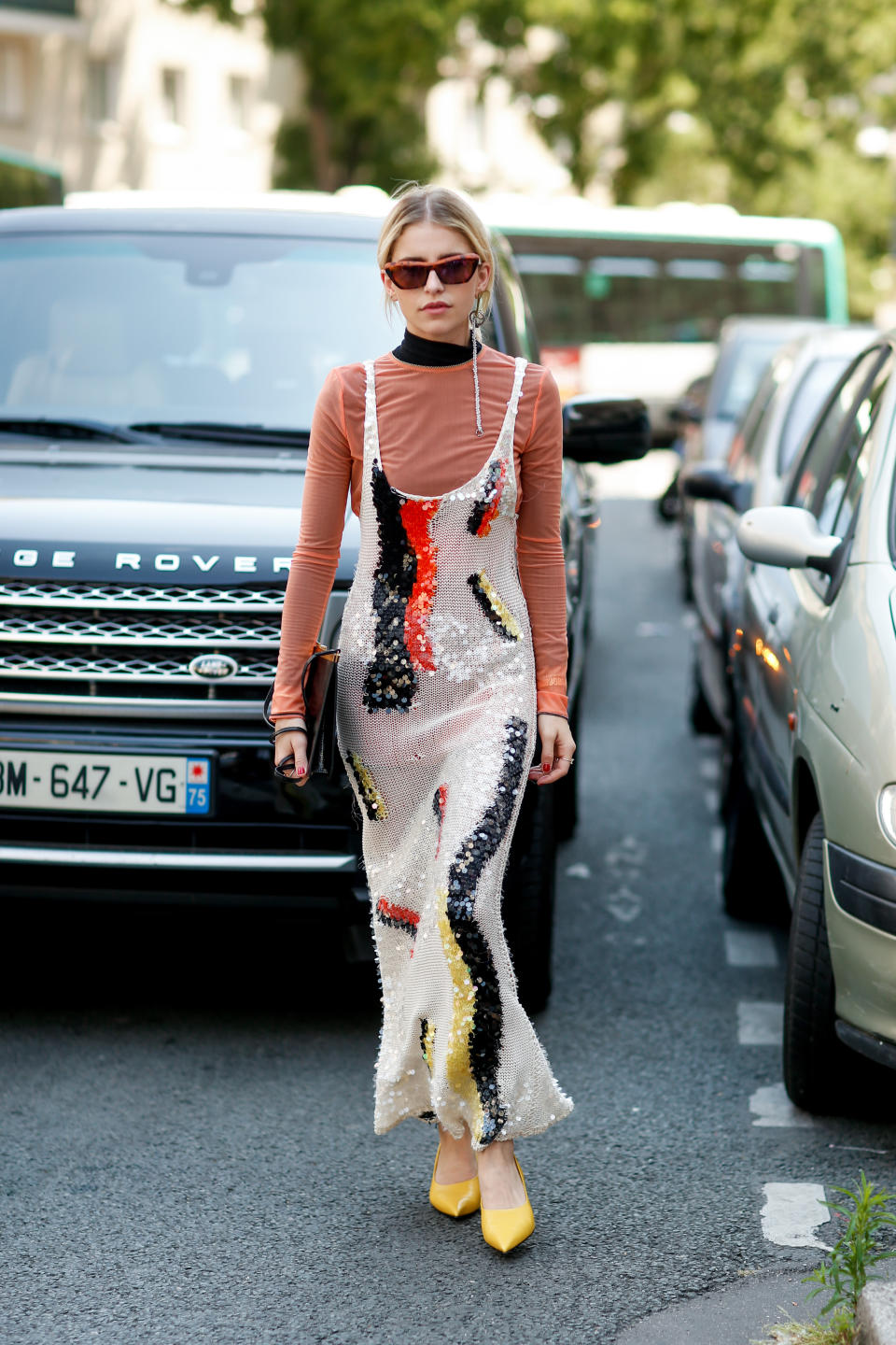 <p>Caro Daur im Pailletten-Street-Style: Dank lässiger Kombination mit einem langärmligen Top und cooler Sonnenbrille wird das Glitzer-Dress schnell alltagstauglich. (Bild: ddp) </p>