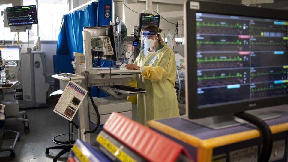 Eine Krankenschwester bei der Arbeit auf einer Londoner Intensivstation.