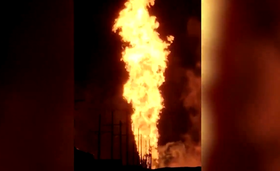 <strong>美國奧克拉荷馬州一條天然氣管道爆炸起火，烈焰衝天。（圖／翻攝自X）</strong>