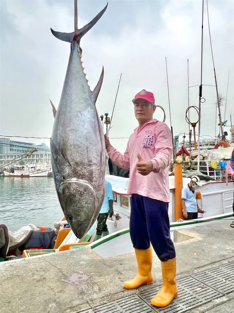 「新發財1號」船長洪明全和他的「第一鮪」。（圖／屏東縣政府提供）