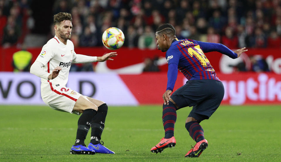 Sevilla's Sergi Gomez, left, fight for the ball with FC Barcelona's Malcom, during a Spanish Copa del Rey soccer match between Sevilla and FC Barcelona at the Ramon Sanche Pizjuan stadium in Seville, Spain, Wednesday Jan. 23, 2019. (AP Photo/Miguel Morenatti)