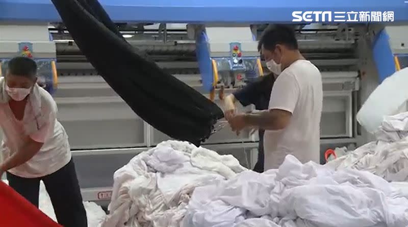 台東洗衣工廠忙翻，找來受刑人加入洗衣行列，提升洗衣效率趕上產量。（圖／記者王浩原攝影）