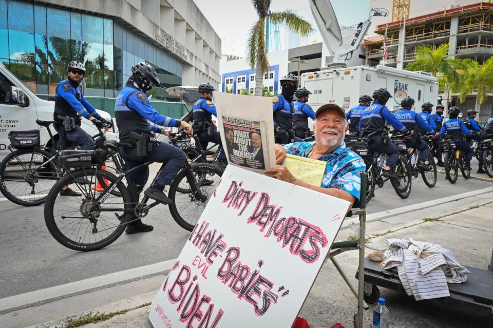 Un partidario de Trump muestra su apoyo frente al juzgado federal de los Estados Unidos Wilkie D. Ferguson Jr. antes de la comparecencia del expresidente Donald Trump en Miami, Florida, el 13 de junio de 2023 (AFP vía Getty Images)