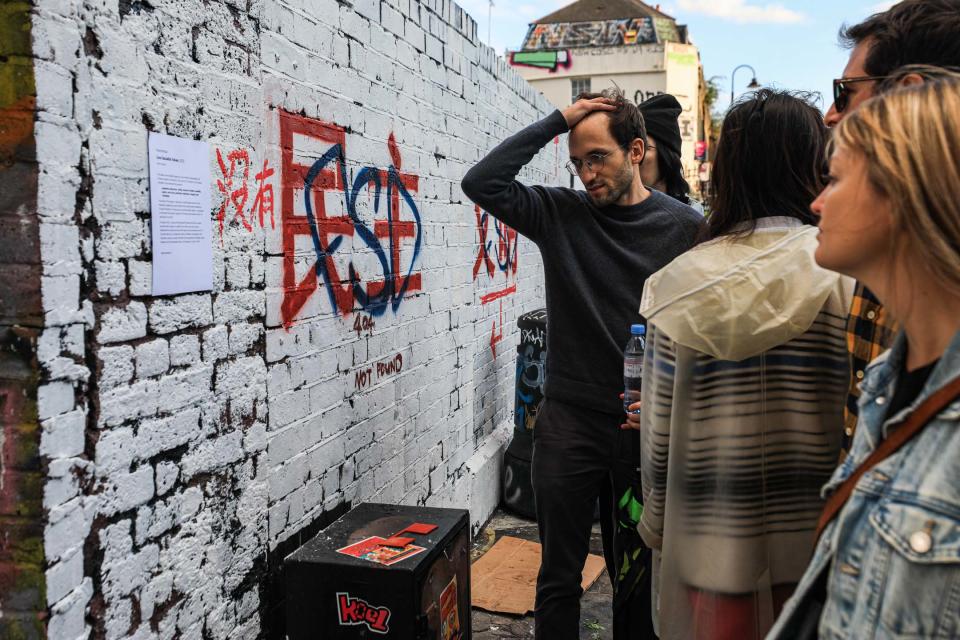 2023年8月6日，英國倫敦，當地市民正在觀看塗鴉牆。攝：James Wendlinger/Getty Images