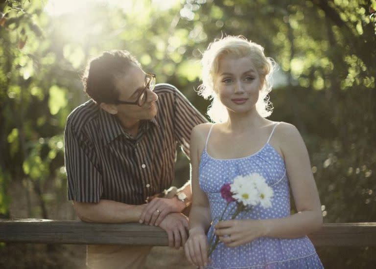 Ana de Armas caracterizada de Marilyn Monroe en el biopic "Blonde" junto a Adrien Brody, quien interpreta al escritor Arthur Miller, quien fuera su tercer marido.