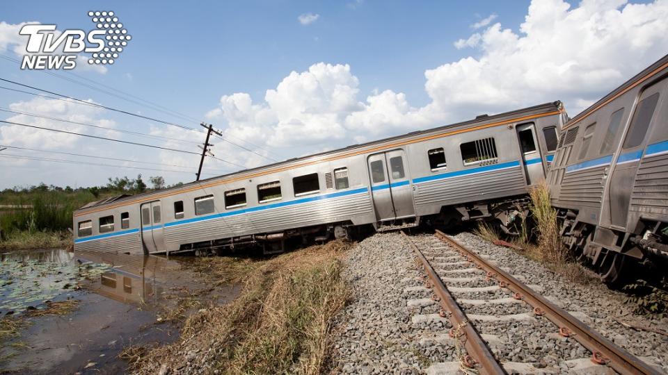 男童在鐵道上放石頭，害列車出軌。（示意圖／TVBS）