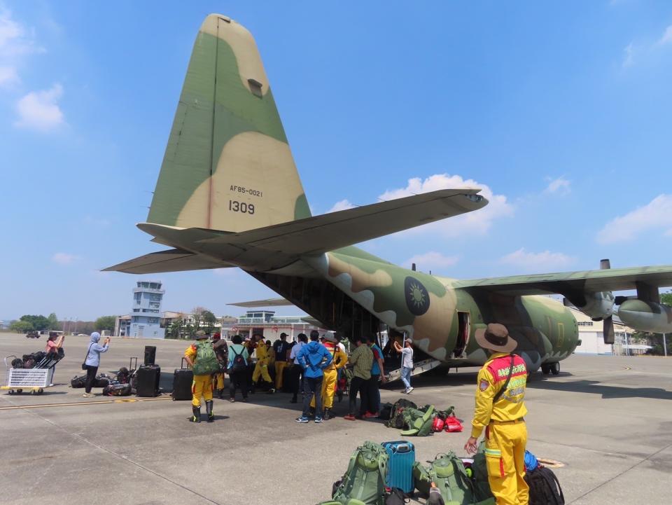 空軍2024.4.3下午出動2架次C-130H力士型運輸機，分別載運載運臺南、高雄與屏東特搜隊員共60人與5隻搜救犬前往花蓮強震災區救災。空軍司令部