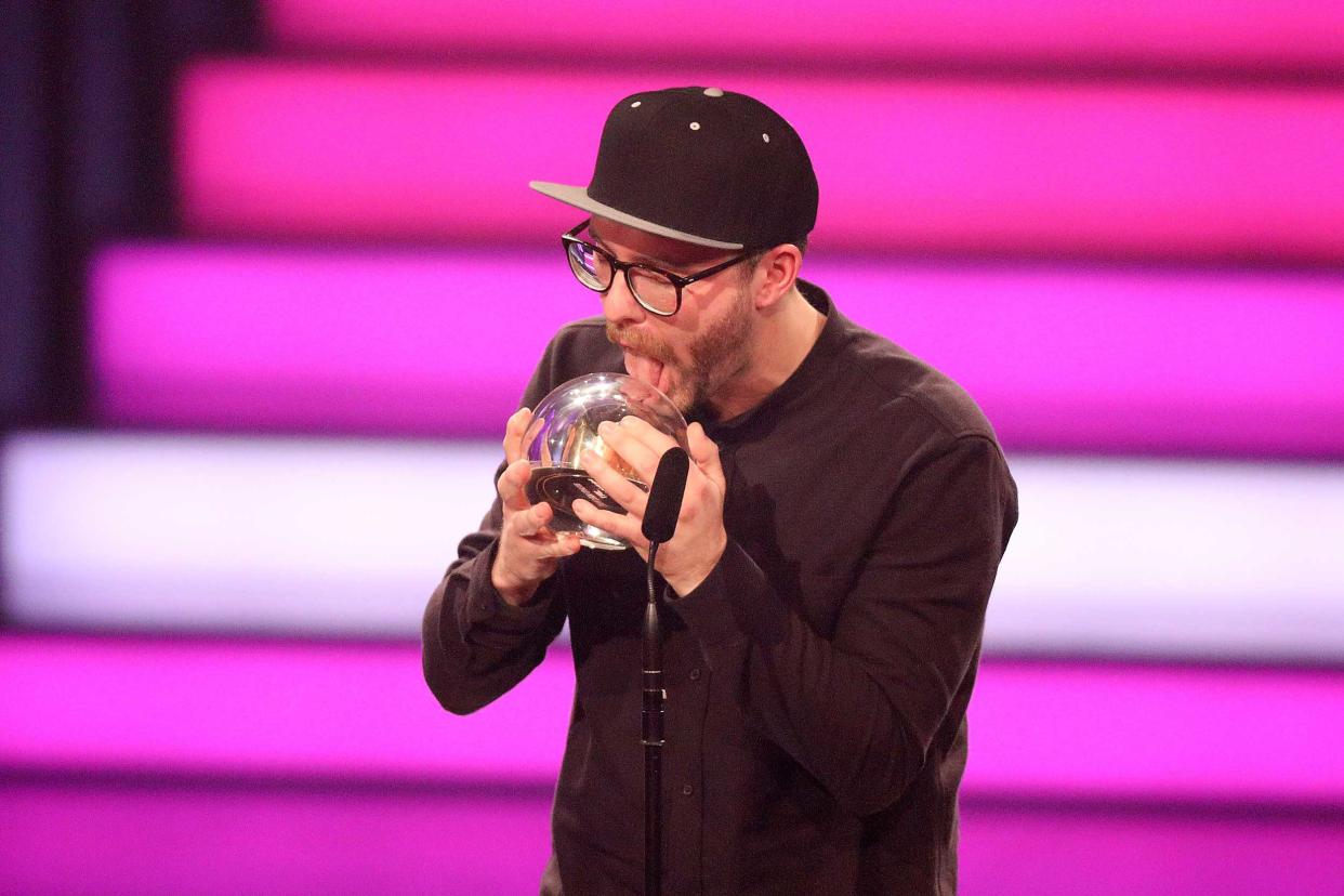 Preisträger Mark Forster leckt seine Krone ab. (Bild: Getty Images)