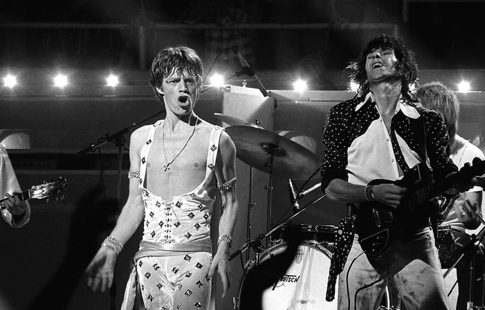 UNITED STATES - JANUARY 01:  HONOLULU  Photo of Keith RICHARDS and Mick JAGGER and ROLLING STONES, Mick Jagger and Keith Richards performing live onstage  (Photo by Robert Knight Archive/Redferns)