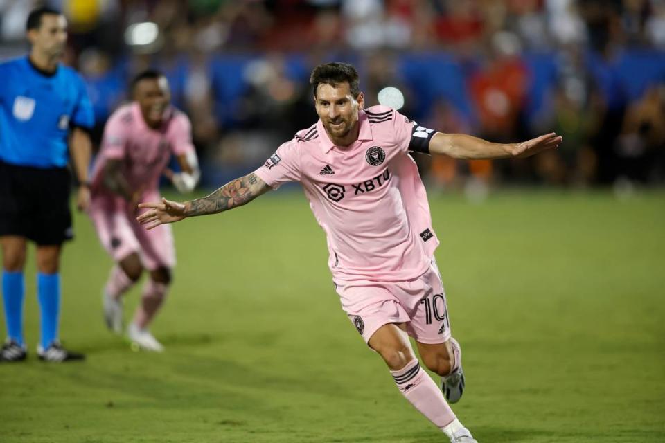 El delantero del Inter Miami Lionel Messi celebra tras anotar un gol en el partido contra FC Dallas en la Leagues Cup, celebrado el 6 de agosto de 2023 en el Toyota Stadium en Frisco, Texas.