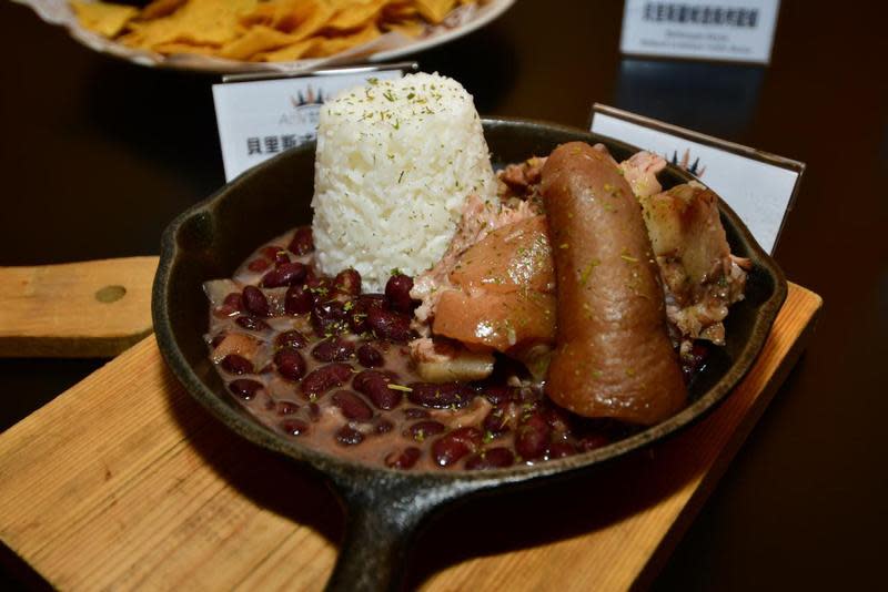 「燉豬尾紅豆飯」是貝里斯的傳統佳餚。（中美洲經貿辦事處、ABV加勒比海餐酒館提供）