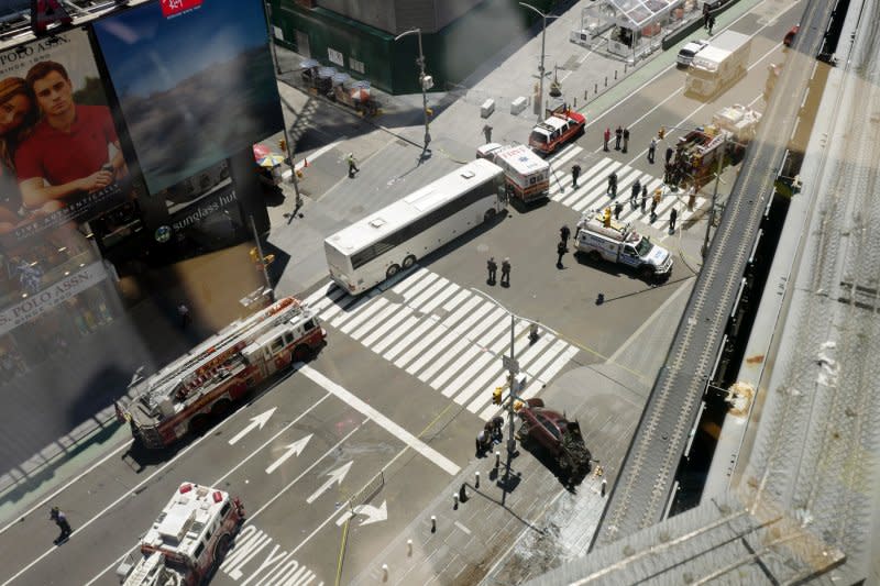 紐約市地標時報廣場（Times Square）附近的劇院區旁的行人徒步區發生汽車衝撞事件，警方高度戒備。（美聯社）
