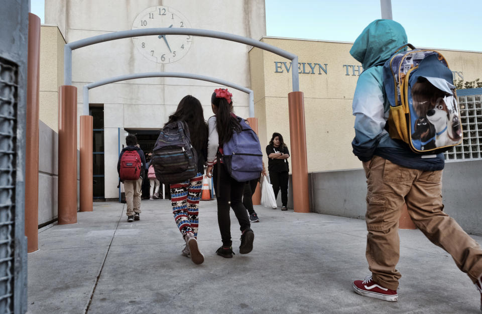 Entrada de la escuela primaria Evelyn Thurman Gratts en el centro de Los Ángeles. Según un estudio en la Universidad de Stanford, entre los 26 distritos escolares de todo el país con bajo rendimiento de lectura, 11 se encuentran en California. ( Foto: AP/Richard Vogel)