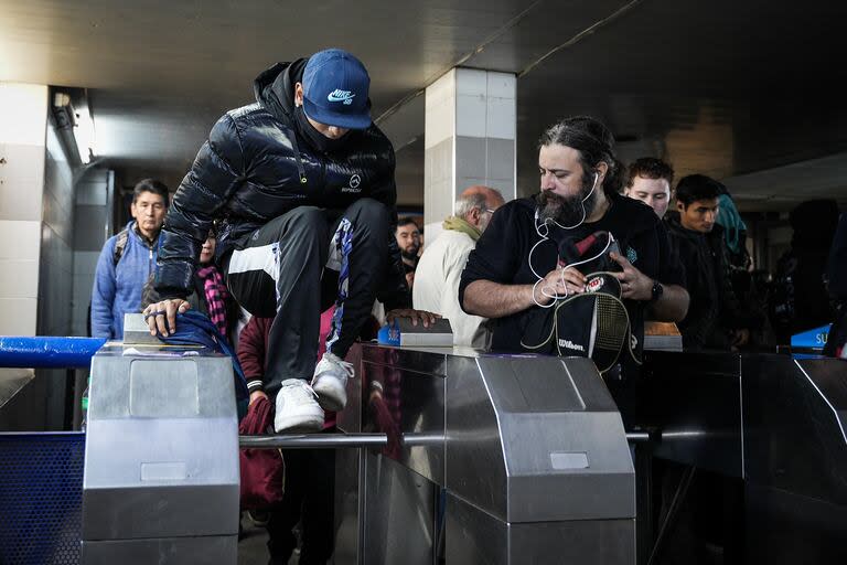 Los molinetes liberados en la estación Constitución de la línea C de subte