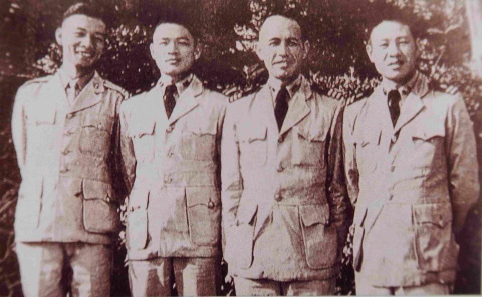 《念念眷村》受訪作家張默（左起）、瘂弦及洛夫等4人於民國48年拍攝於左營。（圖／海鵬提供）