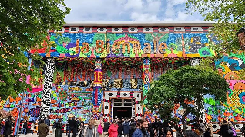 Le pavillon central redécoré par le MAHKU (Movimento dos Artistas Huni Kuin).