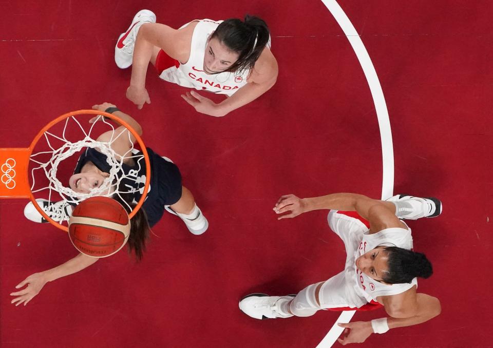<p>South Korea's Kim Danbi goes to the basket past Canada's Bridget Carleton (top) in the women's preliminary round group A basketball match between South Korea and Canada during the Tokyo 2020 Olympic Games at the Saitama Super Arena in Saitama on July 29, 2021. (Photo by Brian SNYDER / various sources / AFP)</p> 