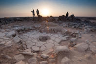 <p>Steinstrukturen bei einer Ausgrabungsstätte zeigen eine Feuerstelle mit 14.500 Jahre alten Überresten von Brot. Der seltene Fund wurde in der Schwarzen Wüste im Nordosten Jordaniens gemacht. (Bild: Alexis Pantos/Handout via REUTERS) </p>