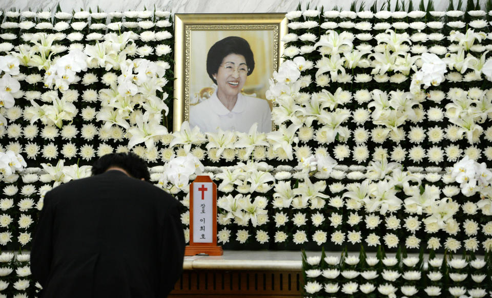 A mourner pays tribute at a memorial altar for the deceased Lee Hee-ho, a wife of the late former South Korean President Kim Dae-jung, at a hospital in Seoul, South Korea, Tuesday, June 11, 2019. Lee, a South Korean feminist activist who fought for democracy against dictatorships alongside her husband and future President Kim, has died. She was 96.(Ahn Jung-won/Yonhap via AP)
