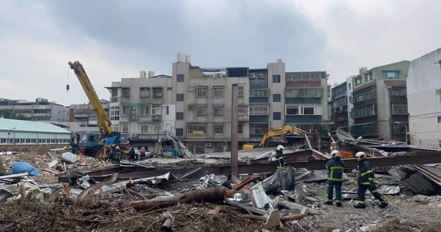 北市士林區建案銷售中心拆除工地發生塌陷，該處展間水泥牆面、鋼筋與樓板等結構全瞬間傾倒，現場畫面相當駭人。（圖／翻攝畫面）