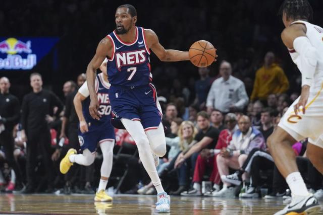 Kevin Durant (7), alero de Brooklyn Nets, conduce el balón en ataque, durante un partido ante Cleveland Cavaliers, en la última temporada